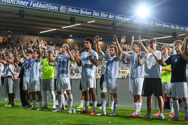 Spieler 1860 , Teamfoto,Team,Mannschaft,Mannschaftsfoto nach Spielende vor dem Fanblock, Aktion, Fussball Regionalliga Bayern Saison 2026 2027,26 27 3.Spieltag TSV 1860 Muenchen - FC Augsburg II 2-2 am 07.08.2026 in Muenchen GRUENWALDER STADION. *** 1860 Players, Team Photo, Team, Squad, Team Photo after the Game in Front of the Fan Section, Action, Soccer, Bavarian Regional League, 2026–2027 season, Matchday 26–27, TSV 1860 Munich vs. FC Augsburg II, 2–2 on August 7, 2026, at Grünwalder Stadion in Munich
