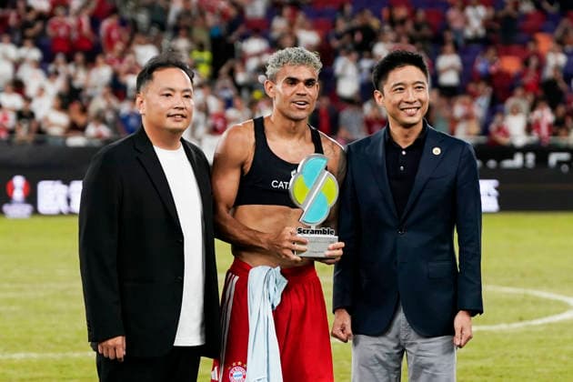 HONGKONG-SOCCER Luis Diaz of FC Bayern Munich getting a trophy after a match of FC Bayern Munich VS Aston Villa at Kai Tak Stadium during the Audi Football Summit 2026 in Hong Kong, August 7, 2026. NEXPHER Vernon Yuen HONG KONG