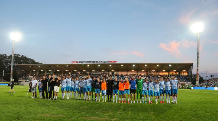 2026.08.07, Deutschland, Stuttgart-Degerloch, Fußball Stuttgarter Kickers vs. SSV Ulm, die Kickers jubeln über den Sieg *** August 7, 2026, Germany, Stuttgart-Degerloch, Soccer: Stuttgarter Kickers vs. SSV Ulm; the Kickers celebrate their victory