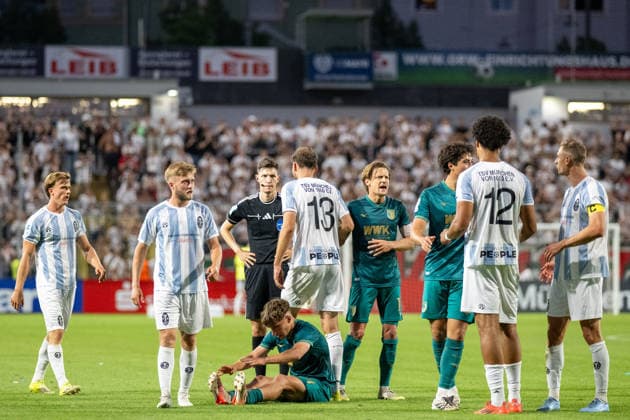 Verabschiedung nach dem Spiel, 2:2, TSV 1860 von Muenchen vs. FC Augsburg II, Fussball, Regionalliga Bayern, 3. Spieltag, 07.08.2026 DFB regulations prohibit any use of photographs as image sequences and or quasi-video Muenchen Bayern Deutschland *** Post-game farewell, 2–2, TSV 1860 Munich vs. FC Augsburg II, soccer, Bavarian Regional League, Matchday 3, August 7, 2026. DFB regulations prohibit any use of photographs as image sequences and or quasi-video. Munich, Bavaria, Germany Copyright: xkolbert-press UlrichxGamelx