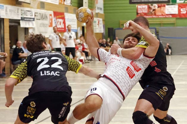 07.08.2026, xovx, Handball Lindencup, TV Hüttenberg - HSC 2000 Coburg v.l. Marin Lisac (HSC Coburg), Vit Reichl (TV Hüttenberg), Bartlomiej Bis (HSC Coburg) Linden Stadthalle Hessen Deutschland (DE) *** August 7, 2026, xovx, Lindencup Handball Tournament, TV Hüttenberg vs. HSC 2000 Coburg, Marin Lisac (HSC Coburg), Vit Reichl (TV Hüttenberg), Bartlomiej Bis (HSC Coburg), Linden Stadthalle, Hesse, Germany, DE