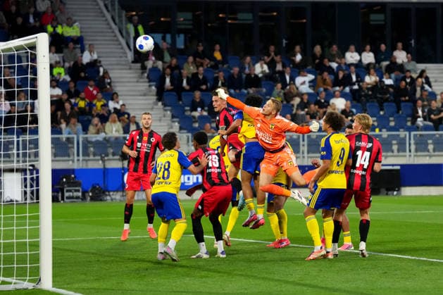 Eredivisie: SC Cambuur v Excelsior Rotterdam Leeuwarden - Rick Meissen of Excelsior Rotterdam, Noah Naujoks of Excelsior Rotterdam during the first competition round of the 2026 2027 Eredivisie season. The match is set between SC Cambuur and Excelsior Rotterdam at Kooi Stadion on 7 August 2026 in Leeuwarden, The Netherlands. (Hero Images Yannick Verhoeven) Copyright: xYannickxVerhoevenx