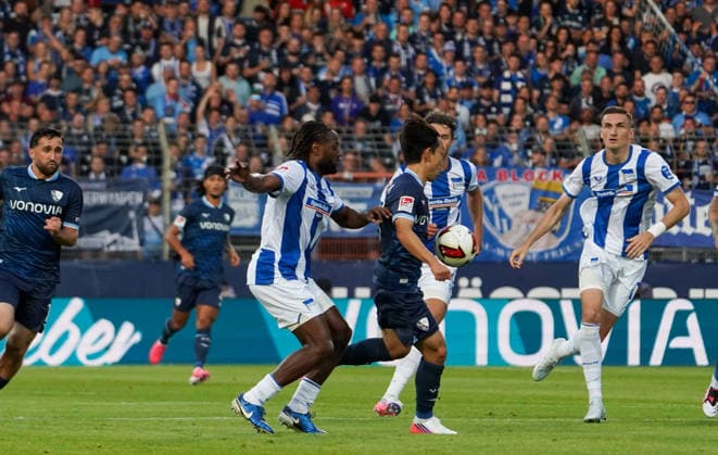 Deutschland: Fussball 2.Bundesliga 2026 2027, 1. Spieltag - VfL Bochum vs Hertha BSC - Vonovia Ruhrstadion (Bochum): im Zweikampf Deyovaisio Zeefuik (Hertha BSC, 42) Koji Miyoshi (VfL Bochum, 23) *** Germany Soccer 2. Bundesliga 2026–2027, Matchday 1: VfL Bochum vs. Hertha BSC at Vonovia Ruhrstadion in Bochum—Deyovaisio Zeefuik (Hertha BSC, 42) and Koji Miyoshi (VfL Bochum, 23) in a tackle Copyright: xAymanxAlahmedx