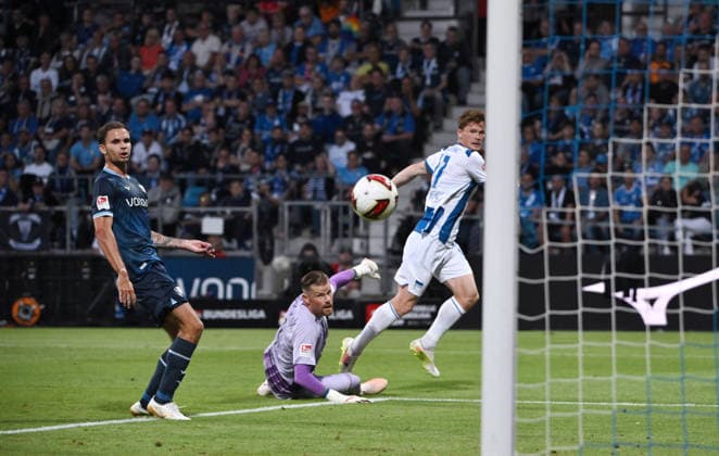 Sebastian Grönning (Hertha BSC), re., erzielt gegen Torwart Timo Horn (VfL Bochum) das Tor zum 0:1, links Michael Steinwender (VfL Bochum) 07.08.2026, Fussball 2. Bundesliga, Saison 2026 2027, 1. Spieltag, VfL Bochum - Hertha BSC DFL regulations prohibit any use of photographs as image sequences and or quasi-video Bochum Vonovia Ruhrstadion Nordrhein Westfalen Deutschland *** Sebastian Grönning of Hertha BSC (right) scores the 0–1 goal against goalkeeper Timo Horn of VfL Bochum; on the left is Michael Steinwender of VfL Bochum, August 7, 2026, soccer, 2. Bundesliga, 2026–2027 season, Matchday 1, VfL Bochum vs. Hertha BSC. DFL regulations prohibit any use of photographs as image sequences and or quasi-video. Bochum, Vonovia Ruhrstadion, North Rhine-Westphalia, Germany Team2