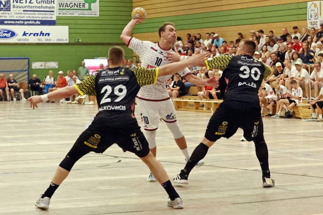 07.08.2026, xovx, Handball Lindencup, TV Hüttenberg - HSC 2000 Coburg v.l. Leonards Valkovskis (HSC Coburg), Paul Ohl (TV Hüttenberg), Nils Röller (HSC Coburg) Linden Stadthalle Hessen Deutschland (DE) *** August 7, 2026, xovx, Lindencup Handball Tournament, TV Hüttenberg vs. HSC 2000 Coburg, Leonards Valkovskis (HSC Coburg), Paul Ohl (TV Hüttenberg), Nils Röller (HSC Coburg), Linden Stadthalle, Hesse, Germany, DE