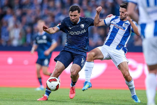 08.07.2026, Fußball, VfL Bochum - Hertha BSC, 2. Fußball-Bundesliga, 1. Spieltag, Vonovia Ruhrstadion, Saison 2026 2027: Berkan Taz (VfL Bochum 10) im Zweikampf gegen Josip Brekalo (Hertha BSC 07) DFB regulations prohibit any use of photographs as image sequences and or quasi-video. Nordrhein-Westfalen Deutschland *** July 8, 2026, Soccer, VfL Bochum vs. Hertha BSC, 2. Bundesliga, Matchday 1, Vonovia Ruhrstadion, 2026–2027 Season Berkan Taz (VfL Bochum 10) in a tackle against Josip Brekalo (Hertha BSC 07) DFB regulations prohibit any use of photographs as image sequences and or quasi-video North Rhine-Westphalia, Germany