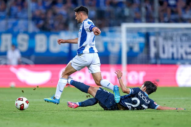 08.07.2026, Fußball, VfL Bochum - Hertha BSC, 2. Fußball-Bundesliga, 1. Spieltag, Vonovia Ruhrstadion, Saison 2026 2027: Josip Brekalo (Hertha BSC 07) im Zweikampf gegen Koji Miyoshi (VfL Bochum 23) DFB regulations prohibit any use of photographs as image sequences and or quasi-video. Nordrhein-Westfalen Deutschland *** July 8, 2026, Soccer, VfL Bochum vs. Hertha BSC, 2. Bundesliga, Matchday 1, Vonovia Ruhrstadion, 2026–2027 Season: Josip Brekalo (Hertha BSC 07) in a tackle against Koji Miyoshi (VfL Bochum 23). DFB regulations prohibit any use of photographs as image sequences and or quasi-video. North Rhine-Westphalia, Germany