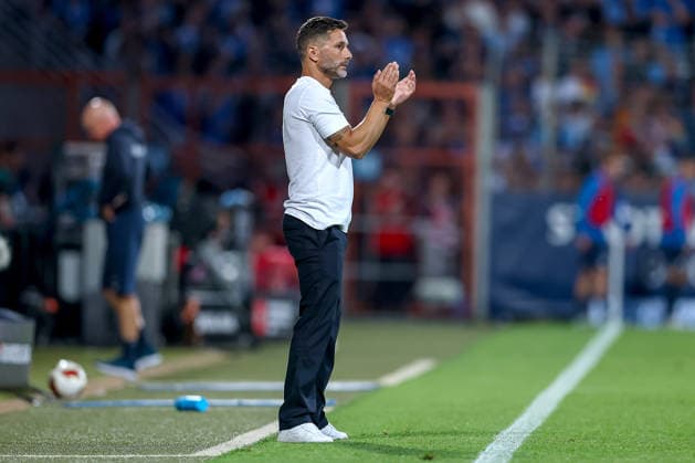 08.07.2026, Fußball, VfL Bochum - Hertha BSC, 2. Fußball-Bundesliga, 1. Spieltag, Vonovia Ruhrstadion, Saison 2026 2027: Cheftrainer Stefan Leitl (Hertha BSC) gestikulierend am Spielfeldrand DFB regulations prohibit any use of photographs as image sequences and or quasi-video. Nordrhein-Westfalen Deutschland *** July 8, 2026, Soccer, VfL Bochum vs. Hertha BSC, 2. Bundesliga, Matchday 1, Vonovia Ruhrstadion, 2026–2027 Season Head Coach Stefan Leitl of Hertha BSC gesturing on the sideline DFB regulations prohibit any use of photographs as image sequences and or quasi-video North Rhine-Westphalia, Germany