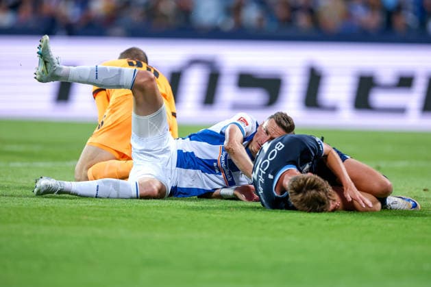 08.07.2026, Fußball, VfL Bochum - Hertha BSC, 2. Fußball-Bundesliga, 1. Spieltag, Vonovia Ruhrstadion, Saison 2026 2027: Niklas Kolbe (Hertha BSC 27) liegt neben Oliver Olsen (VfL Bochum 13) im Strafraum auf dem Boden DFB regulations prohibit any use of photographs as image sequences and or quasi-video. Nordrhein-Westfalen Deutschland *** July 8, 2026, Soccer, VfL Bochum vs. Hertha BSC, 2. Bundesliga, Matchday 1, Vonovia Ruhrstadion, 2026–2027 Season: Niklas Kolbe of Hertha BSC (No. 27) lies on the ground in the penalty area next to Oliver Olsen of VfL Bochum (No. 13). DFB regulations prohibit any use of photographs as image sequences and or quasi-video. North Rhine-Westphalia, Germany