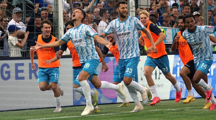 2026.08.07, Deutschland, Stuttgart-Degerloch, Fußball Stuttgarter Kickers vs. SSV Ulm, vorn v.l. Nevio Schembri, Torschütze Maximlian Zaiser, Dejan Bozic, Christoph Meister, Melkamu Frauendorf jubeln über das Tor zun 3:1 *** August 7, 2026, Germany, Stuttgart Degerloch, soccer match between Stuttgarter Kickers and SSV Ulm; in the foreground, from left: Nevio Schembri, goal scorer Maximlian Zaiser, Dejan Bozic, Christoph Meister, and Melkamu Frauendorf celebrate the goal that made the score 3–1