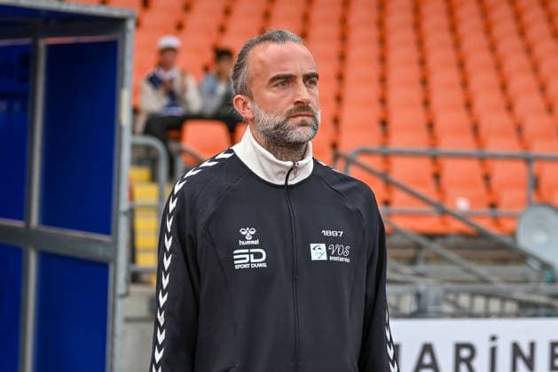 Dario Fossi (VfB Oldenburg, Trainer) konzentriert fokussiert VfB Oldenburg vs. SV Drochtersen Assel, Fussball, Regionalliga Nord, 2. Spieltag, Saison 2026 2027, 07.08.2026, VfB Oldenburg vs. SV Drochtersen Assel, Fussball, Regionalliga Nord, 2. Spieltag, Saison 2026 2027, 07.08.2026 Oldenburg *** Dario Fossi, VfB Oldenburg Coach, is fully focused on the VfB Oldenburg vs. SV Drochtersen Assel match, soccer, Regionalliga Nord, Matchday 2, 2026–2027 season, August 7, 2026, VfB Oldenburg vs. SV Drochtersen Assel, Soccer, Regionalliga Nord, Matchday 2, 2026–2027 Season, August 7, 2026, Oldenburg Copyright: xEibner-Pressefoto RobertxGertzenx EP_RGN