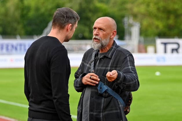 Holger Stanislawski (SV Drochtersen Assel, sportlicher Berater) im Gespraech mit Sebastian Schachten (VfB Oldenburg, sportlicher Leiter) VfB Oldenburg vs. SV Drochtersen Assel, Fussball, Regionalliga Nord, 2. Spieltag, Saison 2026 2027, 07.08.2026, VfB Oldenburg vs. SV Drochtersen Assel, Fussball, Regionalliga Nord, 2. Spieltag, Saison 2026 2027, 07.08.2026 Oldenburg *** Holger Stanislawski of SV Drochtersen Assel, sports advisor, in conversation with Sebastian Schachten of VfB Oldenburg, sporting director of VfB Oldenburg vs. SV Drochtersen Assel, soccer, Regionalliga Nord, Matchday 2, 2026–2027 season, August 7, 2026, VfB Oldenburg vs. SV Drochtersen Assel, soccer, Regionalliga Nord, Matchday 2, 2026–2027 season, August 7, 2026, Oldenburg Copyright: xEibner-Pressefoto RobertxGertzenx EP_RGN