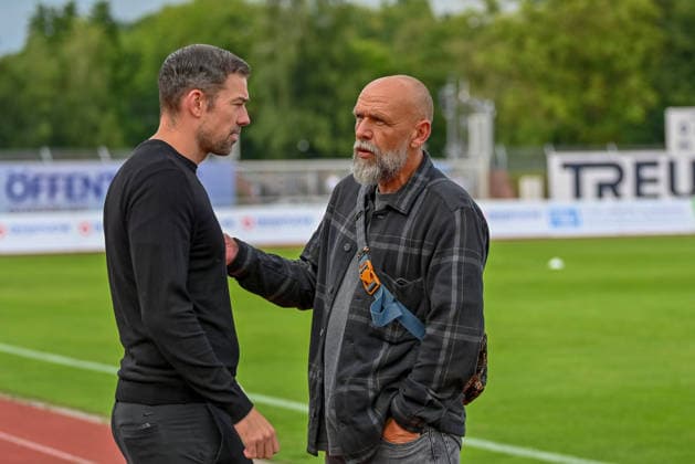 Holger Stanislawski (SV Drochtersen Assel, sportlicher Berater) im Gespraech mit Sebastian Schachten (VfB Oldenburg, sportlicher Leiter) VfB Oldenburg vs. SV Drochtersen Assel, Fussball, Regionalliga Nord, 2. Spieltag, Saison 2026 2027, 07.08.2026, VfB Oldenburg vs. SV Drochtersen Assel, Fussball, Regionalliga Nord, 2. Spieltag, Saison 2026 2027, 07.08.2026 Oldenburg *** Holger Stanislawski of SV Drochtersen Assel, sports advisor, in conversation with Sebastian Schachten of VfB Oldenburg, sporting director of VfB Oldenburg vs. SV Drochtersen Assel, soccer, Regionalliga Nord, Matchday 2, 2026–2027 season, August 7, 2026, VfB Oldenburg vs. SV Drochtersen Assel, soccer, Regionalliga Nord, Matchday 2, 2026–2027 season, August 7, 2026, Oldenburg Copyright: xEibner-Pressefoto RobertxGertzenx EP_RGN