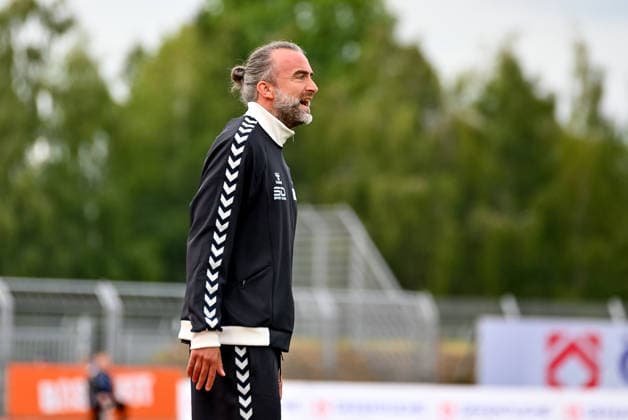 Dario Fossi (VfB Oldenburg, Trainer) ruft VfB Oldenburg vs. SV Drochtersen Assel, Fussball, Regionalliga Nord, 2. Spieltag, Saison 2026 2027, 07.08.2026, VfB Oldenburg vs. SV Drochtersen Assel, Fussball, Regionalliga Nord, 2. Spieltag, Saison 2026 2027, 07.08.2026 Oldenburg *** Dario Fossi, VfB Oldenburg Coach, calls up the squad for VfB Oldenburg vs. SV Drochtersen Assel, Soccer, Regionalliga Nord, Matchday 2, 2026–2027 Season, August 7, 2026, VfB Oldenburg vs. SV Drochtersen Assel, Soccer, Regionalliga Nord, Matchday 2, 2026–2027 Season, August 7, 2026, Oldenburg Copyright: xEibner-Pressefoto RobertxGertzenx EP_RGN