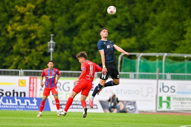 Mats Facklam (VfB Oldenburg, 29) und Jorik Wulff (SV Drochtersen Assel, 11) im Kopfballduell VfB Oldenburg vs. SV Drochtersen Assel, Fussball, Regionalliga Nord, 2. Spieltag, Saison 2026 2027, 07.08.2026, VfB Oldenburg vs. SV Drochtersen Assel, Fussball, Regionalliga Nord, 2. Spieltag, Saison 2026 2027, 07.08.2026 Oldenburg *** Mats Facklam of VfB Oldenburg, 29, and Jorik Wulff of SV Drochtersen Assel, 11, in a header duel during the VfB Oldenburg vs. SV Drochtersen Assel match, soccer, Regionalliga Nord, Matchday 2, 2026–2027 season, August 7, 2026, VfB Oldenburg vs. SV Drochtersen Assel, soccer, Regionalliga Nord, Matchday 2, 2026–2027 season, August 7, 2026, Oldenburg Copyright: xEibner-Pressefoto RobertxGertzenx EP_RGN