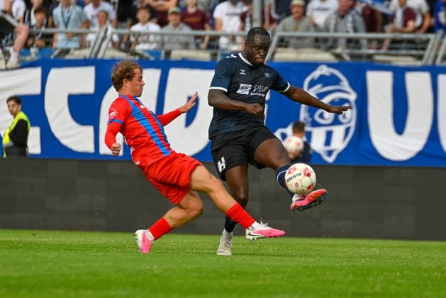 Anouar Adam (VfB Oldenburg, 05) am Ball VfB Oldenburg vs. SV Drochtersen Assel, Fussball, Regionalliga Nord, 2. Spieltag, Saison 2026 2027, 07.08.2026, VfB Oldenburg vs. SV Drochtersen Assel, Fussball, Regionalliga Nord, 2. Spieltag, Saison 2026 2027, 07.08.2026 Oldenburg *** Anouar Adam, VfB Oldenburg, 05 on the Ball: VfB Oldenburg vs. SV Drochtersen Assel, Soccer, Regionalliga Nord, Matchday 2, 2026–2027 Season, August 7, 2026, VfB Oldenburg vs. SV Drochtersen Assel, Soccer, Regionalliga Nord, Matchday 2, 2026–2027 Season, August 7, 2026, Oldenburg Copyright: xEibner-Pressefoto RobertxGertzenx EP_RGN