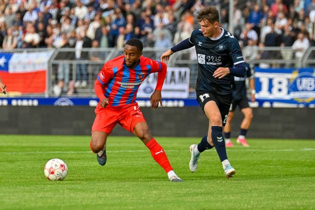 Ebrima Ndure (SV Drochtersen Assel, 77) am Ball gegen Dominik Kasper (VfB Oldenburg, 24) VfB Oldenburg vs. SV Drochtersen Assel, Fussball, Regionalliga Nord, 2. Spieltag, Saison 2026 2027, 07.08.2026, VfB Oldenburg vs. SV Drochtersen Assel, Fussball, Regionalliga Nord, 2. Spieltag, Saison 2026 2027, 07.08.2026 Oldenburg *** Ebrima Ndure (SV Drochtersen Assel), 77, in possession against Dominik Kasper (VfB Oldenburg), 24; VfB Oldenburg vs. SV Drochtersen Assel, Soccer, Regionalliga Nord, Matchday 2, 2026–2027 Season, August 7, 2026, VfB Oldenburg vs. SV Drochtersen Assel, Soccer, Regionalliga Nord, Matchday 2, 2026–2027 Season, August 7, 2026, Oldenburg Copyright: xEibner-Pressefoto RobertxGertzenx EP_RGN