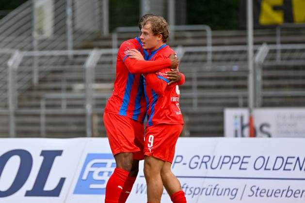 Ebrima Ndure (SV Drochtersen Assel, 77) udn Tom Sanne (SV Drochtersen Assel, 09) jubeln VfB Oldenburg vs. SV Drochtersen Assel, Fussball, Regionalliga Nord, 2. Spieltag, Saison 2026 2027, 07.08.2026, VfB Oldenburg vs. SV Drochtersen Assel, Fussball, Regionalliga Nord, 2. Spieltag, Saison 2026 2027, 07.08.2026 Oldenburg *** Ebrima Ndure (SV Drochtersen Assel), 77, and Tom Sanne (SV Drochtersen Assel), 09, celebrate during the VfB Oldenburg vs. SV Drochtersen Assel match, soccer, Regionalliga Nord, Matchday 2, 2026–2027 season, August 7, 2026, VfB Oldenburg vs. SV Drochtersen Assel, Soccer, Regionalliga Nord, Matchday 2, 2026–2027 Season, August 7, 2026, Oldenburg Copyright: xEibner-Pressefoto RobertxGertzenx EP_RGN