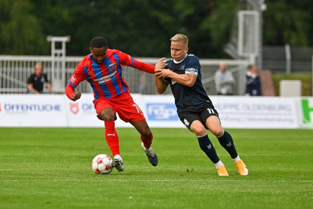Ebrima Ndure (SV Drochetrsen Assel, 77) gegen Kai Proeger (VfB Oldenburg, 11) VfB Oldenburg vs. SV Drochtersen Assel, Fussball, Regionalliga Nord, 2. Spieltag, Saison 2026 2027, 07.08.2026, VfB Oldenburg vs. SV Drochtersen Assel, Fussball, Regionalliga Nord, 2. Spieltag, Saison 2026 2027, 07.08.2026 Oldenburg *** Ebrima Ndure (SV Drochtersen Assel), 77, vs. Kai Proeger (VfB Oldenburg), 11; VfB Oldenburg vs. SV Drochtersen Assel, Soccer, Regionalliga Nord, Matchday 2, 2026–2027 Season, August 7, 2026, VfB Oldenburg vs. SV Drochtersen Assel, Soccer, Regionalliga Nord, Matchday 2, 2026–2027 Season, August 7, 2026, Oldenburg Copyright: xEibner-Pressefoto RobertxGertzenx EP_RGN
