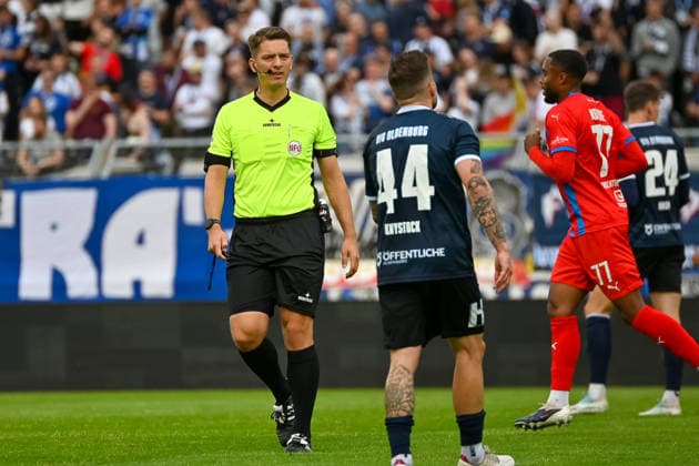 Schiedsrichter Daniel Piotrowski ermahnt Nico Knystock (VfB Oldenburg, 44) VfB Oldenburg vs. SV Drochtersen Assel, Fussball, Regionalliga Nord, 2. Spieltag, Saison 2026 2027, 07.08.2026, VfB Oldenburg vs. SV Drochtersen Assel, Fussball, Regionalliga Nord, 2. Spieltag, Saison 2026 2027, 07.08.2026 Oldenburg *** Referee Daniel Piotrowski cautions Nico Knystock of VfB Oldenburg, 44 VfB Oldenburg vs. SV Drochtersen Assel, Soccer, Regionalliga Nord, Matchday 2, 2026–2027 Season, August 7, 2026, VfB Oldenburg vs. SV Drochtersen Assel, Soccer, Regionalliga Nord, Matchday 2, 2026–2027 season, August 7, 2026, Oldenburg Copyright: xEibner-Pressefoto RobertxGertzenx EP_RGN