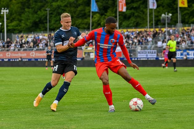 Ebrima Ndure (SV Drochetrsen Assel, 77) gegen Kai Proeger (VfB Oldenburg, 11) VfB Oldenburg vs. SV Drochtersen Assel, Fussball, Regionalliga Nord, 2. Spieltag, Saison 2026 2027, 07.08.2026, VfB Oldenburg vs. SV Drochtersen Assel, Fussball, Regionalliga Nord, 2. Spieltag, Saison 2026 2027, 07.08.2026 Oldenburg *** Ebrima Ndure (SV Drochtersen Assel), 77, vs. Kai Proeger (VfB Oldenburg), 11; VfB Oldenburg vs. SV Drochtersen Assel, Soccer, Regionalliga Nord, Matchday 2, 2026–2027 Season, August 7, 2026, VfB Oldenburg vs. SV Drochtersen Assel, Soccer, Regionalliga Nord, Matchday 2, 2026–2027 Season, August 7, 2026, Oldenburg Copyright: xEibner-Pressefoto RobertxGertzenx EP_RGN