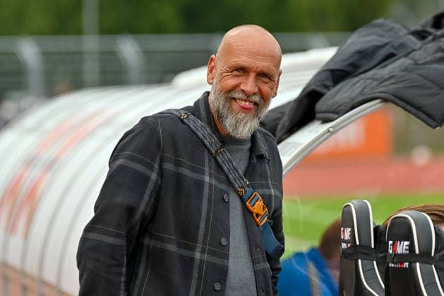 Holger Stanislawski (SV Drochtersen Assel, sportlicher Berater) grinst VfB Oldenburg vs. SV Drochtersen Assel, Fussball, Regionalliga Nord, 2. Spieltag, Saison 2026 2027, 07.08.2026, VfB Oldenburg vs. SV Drochtersen Assel, Fussball, Regionalliga Nord, 2. Spieltag, Saison 2026 2027, 07.08.2026 Oldenburg *** Holger Stanislawski, SV Drochtersen Assel, sports advisor, smiles; VfB Oldenburg vs. SV Drochtersen Assel, soccer, Regionalliga Nord, Matchday 2, 2026–2027 season, August 7, 2026, VfB Oldenburg vs. SV Drochtersen Assel, soccer, Regionalliga Nord, Matchday 2, 2026–2027 season, August 7, 2026, Oldenburg Copyright: xEibner-Pressefoto RobertxGertzenx EP_RGN