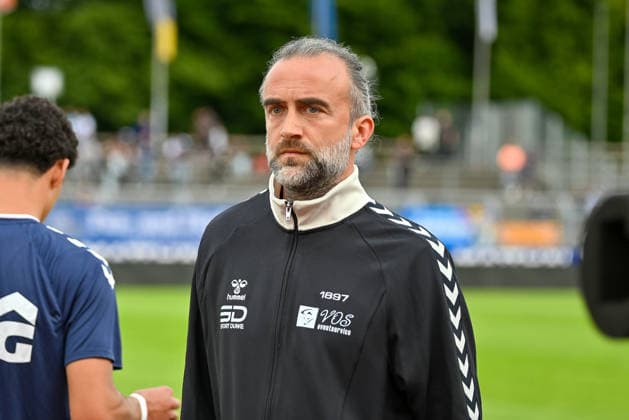 Dario Fossi (VfB Oldenburg, Trainer) konzentriert fokussiert VfB Oldenburg vs. SV Drochtersen Assel, Fussball, Regionalliga Nord, 2. Spieltag, Saison 2026 2027, 07.08.2026, VfB Oldenburg vs. SV Drochtersen Assel, Fussball, Regionalliga Nord, 2. Spieltag, Saison 2026 2027, 07.08.2026 Oldenburg *** Dario Fossi, VfB Oldenburg Coach, is fully focused on the VfB Oldenburg vs. SV Drochtersen Assel match, soccer, Regionalliga Nord, Matchday 2, 2026–2027 season, August 7, 2026, VfB Oldenburg vs. SV Drochtersen Assel, Soccer, Regionalliga Nord, Matchday 2, 2026–2027 Season, August 7, 2026, Oldenburg Copyright: xEibner-Pressefoto RobertxGertzenx EP_RGN