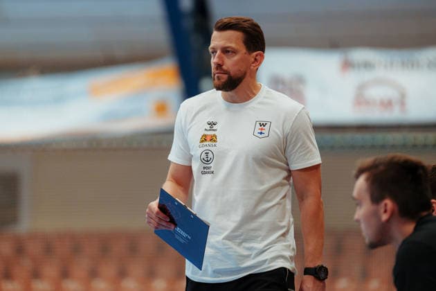 Testspielt: Dessau-Roßlauer HV 06 - PGE Wybrzeze Gdansk Patryk Rombel (PGE Wybrzeze Gdansk, Trainer) am 07.08.2026 in der Anhalt-Arena, Dessau-Roßlau (Sachsen-Anhalt) Dessau-Roßlau Anhalt-Arena Sachsen-Anhalt Deutschland *** Friendly Match: Dessau Roßlauer HV 06 vs. PGE Wybrzeze Gdansk; Patryk Rombel, Coach of PGE Wybrzeze Gdansk, on August 7, 2026, at the Anhalt Arena, Dessau-Roßlau, Saxony-Anhalt; Dessau-Roßlau, Anhalt Arena, Saxony-Anhalt, Germany