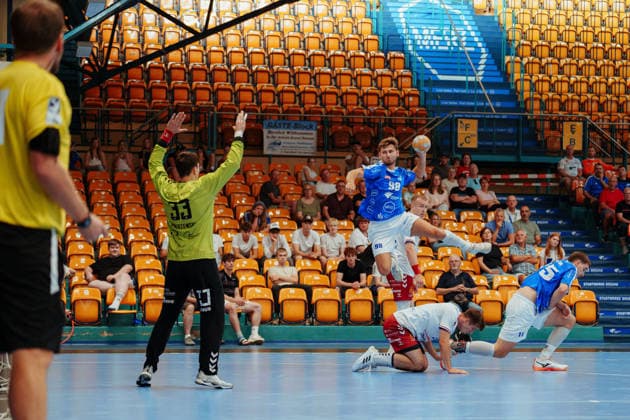 Testspielt: Dessau-Roßlauer HV 06 - PGE Wybrzeze Gdansk Yannick-Marcos Pust (Dessau-Roßlauer HV 06, 98) beim Sprungwurf am 07.08.2026 in der Anhalt-Arena, Dessau-Roßlau (Sachsen-Anhalt) Dessau-Roßlau Anhalt-Arena Sachsen-Anhalt Deutschland *** Exhibition Match: Dessau Roßlauer HV 06 vs. PGE Wybrzeze Gdansk, Yannick Marcos Pust, Dessau Roßlauer HV 06, 98 on a jump shot on August 7, 2026, at the Anhalt Arena, Dessau-Roßlau, Saxony-Anhalt, Dessau-Roßlau, Anhalt Arena, Saxony-Anhalt, Germany