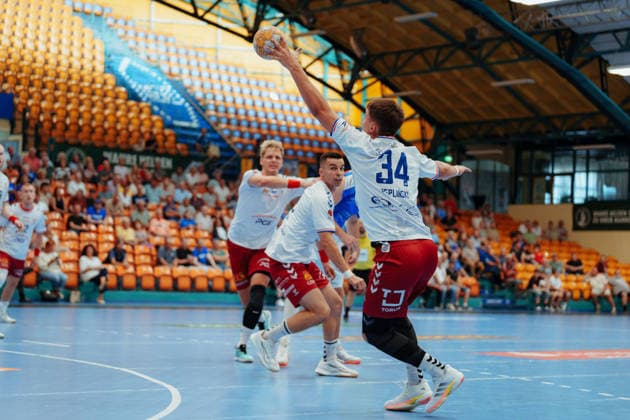 Testspielt: Dessau-Roßlauer HV 06 - PGE Wybrzeze Gdansk Marcin Peplinski (PGE Wybrzeze Gdansk, 34) fängt den Ball ab am 07.08.2026 in der Anhalt-Arena, Dessau-Roßlau (Sachsen-Anhalt) Dessau-Roßlau Anhalt-Arena Sachsen-Anhalt Deutschland *** Friendly Match: Dessau Roßlauer HV 06 vs. PGE Wybrzeze Gdansk. Marcin Peplinski (PGE Wybrzeze Gdansk, 34) intercepts the ball on August 7, 2026, at the Anhalt Arena, Dessau-Roßlau, Saxony-Anhalt; Dessau-Roßlau, Anhalt Arena, Saxony-Anhalt, Germany