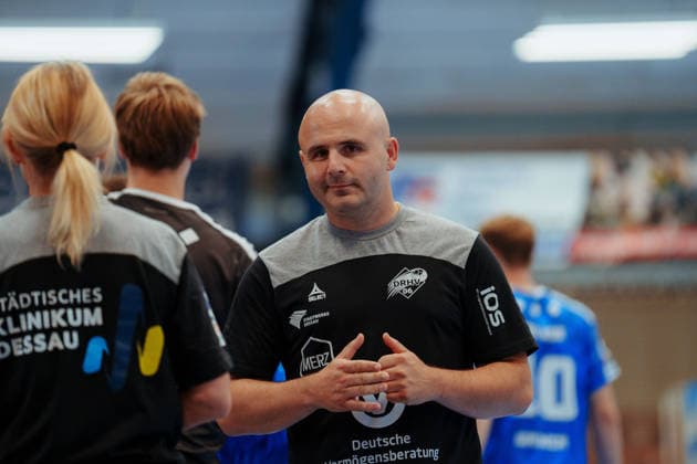Testspielt: Dessau-Roßlauer HV 06 - PGE Wybrzeze Gdansk Vanja RadiÄ‡ ( Dessau-Roßlauer HV 06, Cheftrainer) vor dem Spiel am 07.08.2026 in der Anhalt-Arena, Dessau-Roßlau (Sachsen-Anhalt) Dessau-Roßlau Anhalt-Arena Sachsen-Anhalt Deutschland *** Friendly Match: Dessau Roßlauer HV 06 vs. PGE Wybrzeze Gdansk, Vanja Radic Dessau Roßlauer HV 06, head coach before the game on August 7, 2026, at the Anhalt Arena, Dessau Roßlau, Saxony-Anhalt, Dessau Roßlau, Anhalt Arena, Saxony-Anhalt, Germany