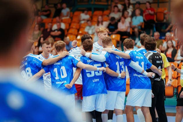 Testspielt: Dessau-Roßlauer HV 06 - PGE Wybrzeze Gdansk Mannschaftskreis vor Spielbeginn am 07.08.2026 in der Anhalt-Arena, Dessau-Roßlau (Sachsen-Anhalt) Dessau-Roßlau Anhalt-Arena Sachsen-Anhalt Deutschland *** Dessau Roßlauer HV 06 faces PGE Wybrzeze Gdansk in a friendly match. The teams gather before the start of the game on August 7, 2026, at the Anhalt Arena in Dessau-Roßlau, Saxony-Anhalt, Germany.