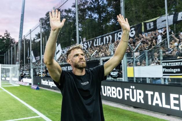 SV Stuttgarter Kickers vs. SSV Ulm 1846 Fußball, Fussball, Regionalliga, 1. Spieltag, GAZI-Stadion auf der Waldau Stuttgart 07.08.26 nach Spielende Johannes Jo Reichert (C, SSV Ulm 1846 Fußball, 05) SV Stuttgarter Kickers vs. SSV Ulm 1846 Fußball, Fussball, Regionalliga, 1. Spieltag, GAZI-Stadion auf der Waldau Stuttgart 07.08.26 Foto: Lucca Fundel Stuttgart GAZI-Stadion auf der Waldau Baden-Württemberg Deutschland *** SV Stuttgarter Kickers vs. SSV Ulm 1846 Soccer, Regionalliga, Matchday 1, GAZI Stadium at Waldau, Stuttgart, August 7, 2007, after the final whistle: Johannes Jo Reichert (C), SSV Ulm 1846 Soccer, 05 SV Stuttgarter Kickers vs. SSV Ulm 1846 Soccer, Regionalliga, Matchday 1, GAZI Stadium at Waldau, Stuttgart, August 7, 2026. Photo by Lucca Fundel, Stuttgart, GAZI Stadium at Waldau, Baden-Württemberg, Germany