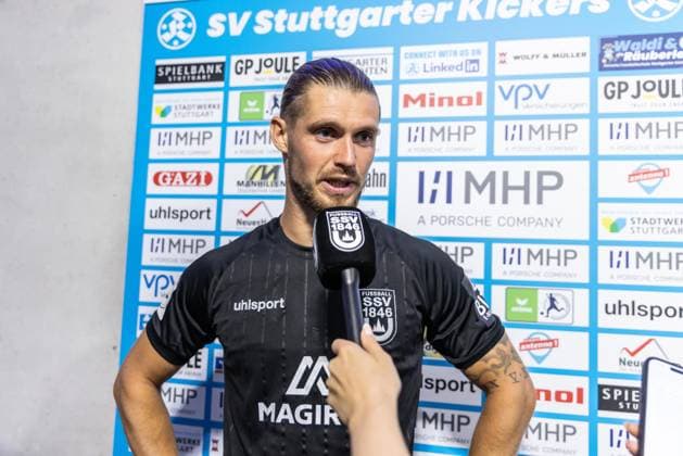 SV Stuttgarter Kickers vs. SSV Ulm 1846 Fußball, Fussball, Regionalliga, 1. Spieltag, GAZI-Stadion auf der Waldau Stuttgart 07.08.26 Interview Stimmen zum Spiel Dennis Chessa (SSV Ulm 1846 Fußball, 11) SV Stuttgarter Kickers vs. SSV Ulm 1846 Fußball, Fussball, Regionalliga, 1. Spieltag, GAZI-Stadion auf der Waldau Stuttgart 07.08.26 Foto: Lucca Fundel Stuttgart GAZI-Stadion auf der Waldau Baden-Württemberg Deutschland *** SV Stuttgarter Kickers vs. SSV Ulm 1846 Soccer, Regionalliga, Matchday 1, GAZI Stadium at Waldau, Stuttgart, August 26, 2007—Post-match interviews: Dennis Chessa, SSV Ulm 1846—Soccer, 11 SV Stuttgarter Kickers vs. SSV Ulm 1846—Soccer, Regional League, Matchday 1, GAZI Stadium auf der Waldau, Stuttgart, August 26, 2007 Photo by Lucca Fundel, Stuttgart, GAZI Stadium auf der Waldau, Baden-Württemberg, Germany