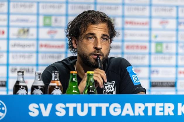 SV Stuttgarter Kickers vs. SSV Ulm 1846 Fußball, Fussball, Regionalliga, 1. Spieltag, GAZI-Stadion auf der Waldau Stuttgart 07.08.26 PK Pressekonferenz Freisteller Einzelbild Portrait Porträt Daniel Jungwirth (SSV Ulm 1846 Fußball, Trainer) SV Stuttgarter Kickers vs. SSV Ulm 1846 Fußball, Fussball, Regionalliga, 1. Spieltag, GAZI-Stadion auf der Waldau Stuttgart 07.08.26 Foto: Lucca Fundel Stuttgart GAZI-Stadion auf der Waldau Baden-Württemberg Deutschland *** SV Stuttgarter Kickers vs. SSV Ulm 1846 Soccer, Regionalliga, Matchday 1, GAZI Stadium on the Waldau, Stuttgart, August 26, 2007, Press Conference, Cutout, Single Image, Portrait, Daniel Jungwirth, SSV Ulm 1846, Soccer, Coach, SV Stuttgarter Kickers vs. SSV Ulm 1846, Soccer, Regional League, Matchday 1, GAZI Stadium on the Waldau, Stuttgart, August 26, 2007 Photo by Lucca Fundel, Stuttgart, GAZI Stadium on the Waldau, Baden-Württemberg, Germany