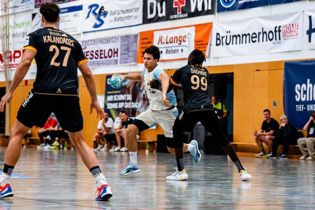 07.08.2026, xdobgx, Handball Heide-Cup 2026, VFL Gummersbach - Provence Aix v.l. Nikola RoganoviÄ‡ (VfL Gummersbach, 23) am Ball, plays the ball, Mouhamadou Sidibe (PAUC Handball, 99) Schneverdingen *** August 7, 2026, xdobgx, 2026 Heide Cup Handball Tournament, VFL Gummersbach vs. Provence Aix, Nikola Roganovic VfL Gummersbach, No. 23 on the ball, plays the ball, Mouhamadou Sidibe PAUC Handball, No. 99 Schneverdingen