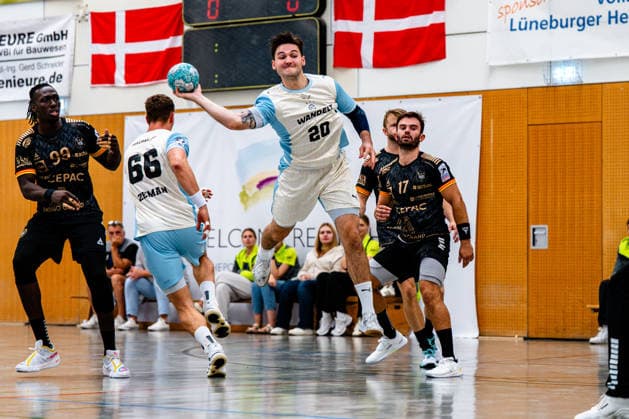 07.08.2026, xdobgx, Handball Heide-Cup 2026, VFL Gummersbach - Provence Aix v.l. Ludvig Hallbäck (VfL Gummersbach, 20) beim Wurf, in action, throwing Schneverdingen *** August 7, 2026, xdobgx, 2026 Heide Cup Handball Tournament, VFL Gummersbach vs. Provence Aix, Ludvig Hallbäck (VfL Gummersbach), taking a shot, in action, shooting at Schneverdingen