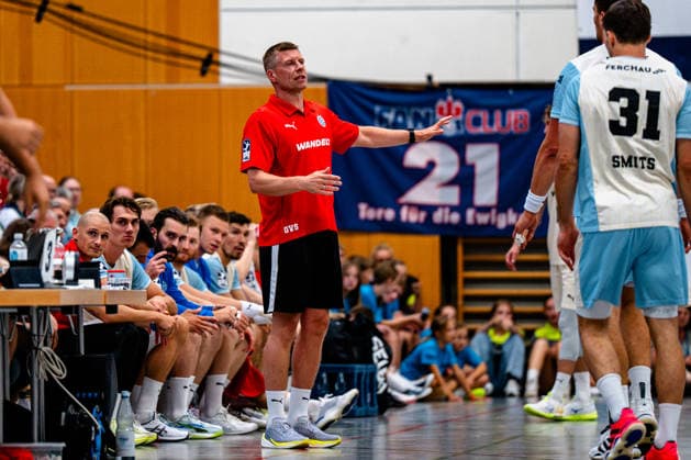 07.08.2026, xdobgx, Handball Heide-Cup 2026, VFL Gummersbach - Provence Aix v.l. GuÃ°jon Valur SigurÃ°sson (VfL Gummersbach, Trainer) gibt Anweisungen, gestikuliert mit den Armen, gesticulate, gives instructions Schneverdingen *** August 7, 2026, xdobgx, 2026 Heide Cup Handball Tournament, VFL Gummersbach vs. Provence Aix-le-Guijon Valur Sigurðsson VfL Gummersbach, Coach gives instructions, gesticulates with his arms, gesticulate, gives instructions Schneverdingen