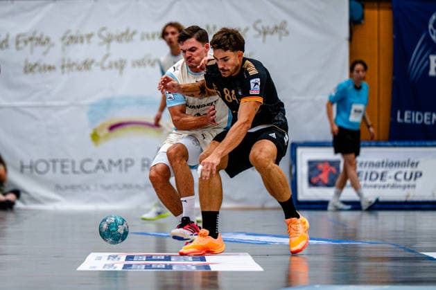 07.08.2026, xdobgx, Handball Heide-Cup 2026, VFL Gummersbach - Provence Aix v.l. Kay Smits (VfL Gummersbach, 31), Aymeric Zaepfel (PAUC Handball, 84) Zweikampf, Duell, Kampf, tackle Schneverdingen *** August 7, 2026, xdobgx, 2026 Heide Cup Handball Tournament, VFL Gummersbach vs. Provence Aix, Kay Smits (VfL Gummersbach), 31, Aymeric Zaepfel (PAUC Handball), 84, one-on-one, duel, battle, tackle, Schneverdingen