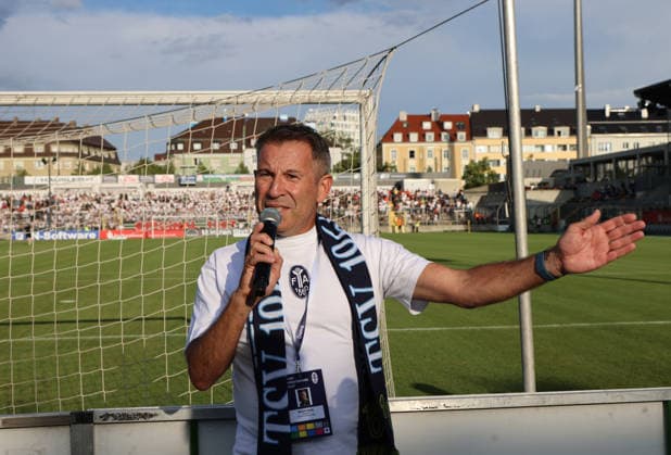 Fussball, Herren, Regionalliga Bayern, Saison 2026 2027, TSV 1860 München - FC Augsburg II, Grünwalder Stadion Gernot Mang, Präsident (TSV 1860 München) spricht vor der Westkurve vor dem Spiel zu den Fans *** Soccer, Men s, Bavarian Regional League, 2026–2027 Season, TSV 1860 Munich vs. FC Augsburg II, Grünwalder Stadium: Gernot Mang, President of TSV 1860 Munich, addresses the fans in front of the West Stand before the game