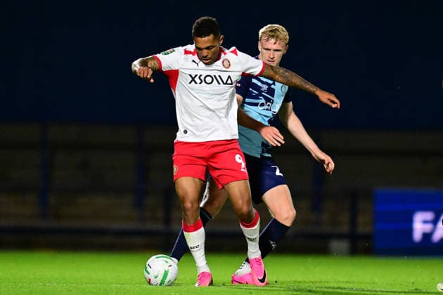 Wycombe Wanderers v Stevenage, EFL Cup Stevenage forward Josh Magennis (9) under pressure from Wycombe Wanderers midfielder Ewan Henderson (20) during the EFL Cup match between Wycombe Wanderers and Stevenage at Adams Park, High Wycombe, UK on 7 August 2026. High Wycombe Adams Park Buckinghamshire UK Editorial use only DataCo restrictions apply See www.football-dataco.com , Copyright: xDennisxGoodwinx PSI-24673-0049