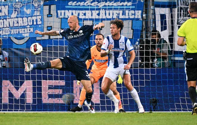 Bochum, Germany, 2. Bundesliga, Matchday 1, Vonovia Ruhrstadion Bochum, VfL Bochum vs Hertha BSC Berlin; Philipp Hofmann (BOC), Linus Gechter (HBB), Marius Gersbeck (HBB). Action *** Bochum, Germany, 2. Bundesliga, Matchday 1, Vonovia Ruhrstadion Bochum, VfL Bochum vs. Hertha BSC Berlin Philipp Hofmann (BOC), Linus Gechter (HBB), Marius Gersbeck (HBB) Action