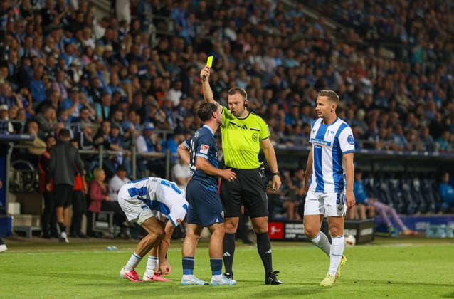 Deutschland: Fussball 2.Bundesliga 2026 2027, 1. Spieltag - VfL Bochum vs Hertha BSC - Vonovia Ruhrstadion (Bochum): Gelbe Karte für Spieler Maximilian Wittek (VfL Bochum, 32) SchiedsrichterWolfgang Haslberger *** Germany Soccer 2. Bundesliga 2026–2027, Matchday 1: VfL Bochum vs. Hertha BSC at Vonovia Ruhrstadion in Bochum; yellow card for VfL Bochum player Maximilian Wittek, age 32; referee: Wolfgang Haslberger Copyright: xAymanxAlahmedx