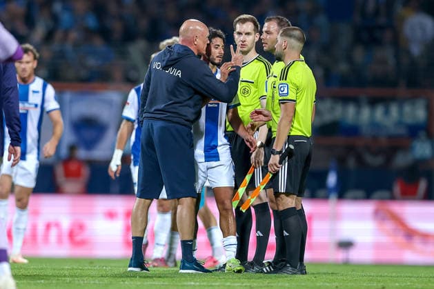 08.07.2026, Fußball, VfL Bochum - Hertha BSC, 2. Fußball-Bundesliga, 1. Spieltag, Vonovia Ruhrstadion, Saison 2026 2027: Cheftrainer Uwe Rösler (VfL Bochum hc) gestikulierend neben den Schiedsrichtern Schiedsrichter Wolfgang Haslberger nach der 0:1 Niederlage DFB regulations prohibit any use of photographs as image sequences and or quasi-video. Nordrhein-Westfalen Deutschland *** July 8, 2026, Soccer, VfL Bochum vs. Hertha BSC, 2. Bundesliga, Matchday 1, Vonovia Ruhrstadion, 2026–2027 season: Head coach Uwe Rösler of VfL Bochum gesturing next to the referees; referee Wolfgang Haslberger after the 0–1 loss. DFB regulations prohibit any use of photographs as image sequences and or quasi-video. North Rhine-Westphalia, Germany