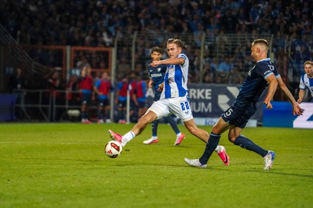Deutschland: Fussball 2.Bundesliga 2026 2027, 1. Spieltag - VfL Bochum vs Hertha BSC - Vonovia Ruhrstadion (Bochum): Marten Winkler (Hertha BSC, 22) Karol Mets (VfL Bochum, 5) *** Germany Soccer 2. Bundesliga 2026–2027, Matchday 1: VfL Bochum vs. Hertha BSC at Vonovia Ruhrstadion in Bochum; Marten Winkler (Hertha BSC), 22; Karol Mets (VfL Bochum), 5 Copyright: xAymanxAlahmedx