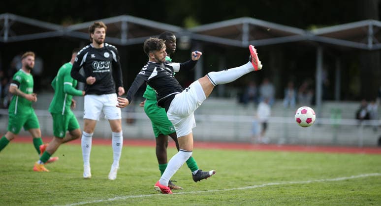 Fußball, Saison 2026 2027, Lotto-Pokal Hamburg, erste Runde: Hamm United FC - ETSV Hamburg. Jubel bei Gedion Owusu Wedemeyer, Niklas Kiene (ETSV, r.) kommt vor Sidik Adam an den Ball. Hamm Hamburg *** Soccer, 2026–2027 Season, Hamburg Lotto Cup, First Round: Hamm United FC vs. ETSV Hamburg; Gedion Owusu Wedemeyer and Niklas Kiene (ETSV) celebrate as R gets to the ball before Sidik Adam; Hamm vs. Hamburg