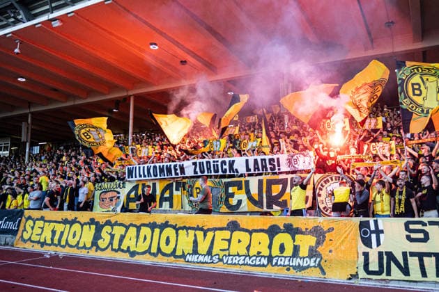 Regionalliga West: Borussia Dortmund II - 1.FC Köln II, 07.08.2026 Fans von Borussia Dortmund U23 mit dem Banner und Pyrotechnik. Schriftzug auf dem Banner Willkommen zurück, Lars Regionalliga West: Borussia Dortmund II - 1.FC Köln II, Rote Erde, Dortmund; 07.08.2026 DFB regulations prohibit any use of photographs as image sequences and or quasi video. *** Regionalliga West: Borussia Dortmund II 1, FC Köln II 0, August 7, 2026. Borussia Dortmund U23 fans holding a banner with pyrotechnics and the words Welcome back on it, Lars Regional League West: Borussia Dortmund II 1 FC Cologne II, Rote Erde, Dortmund, August 7, 2026. DFB regulations prohibit any use of photographs as image sequences and or quasi-video Copyright: xBEAUTIFULxSPORTS Buriakovx