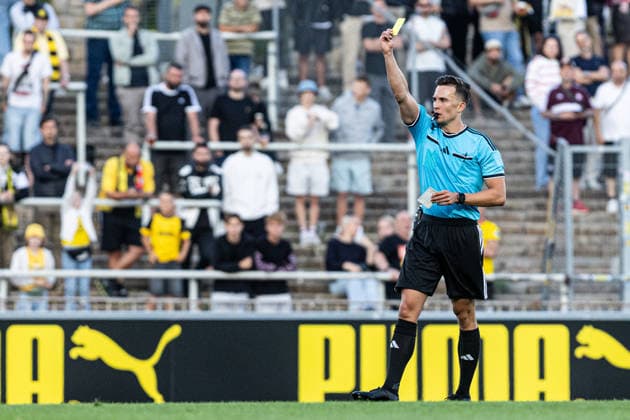 Regionalliga West: Borussia Dortmund II - 1.FC Köln II, 07.08.2026 Jan Peter Weßels (Schiedsrichter) zeigt gelbe Karte. Regionalliga West: Borussia Dortmund II - 1.FC Köln II, Rote Erde, Dortmund; 07.08.2026 DFB regulations prohibit any use of photographs as image sequences and or quasi video. *** Regionalliga West: Borussia Dortmund II vs. 1. FC Köln II, August 7, 2026: Referee Jan Peter Weßels shows a yellow card. Regionalliga West: Borussia Dortmund II 1 FC Köln II, Rote Erde, Dortmund, August 7, 2026. DFB regulations prohibit any use of photographs as image sequences and or quasi-video. Copyright: xBEAUTIFULxSPORTS Buriakovx