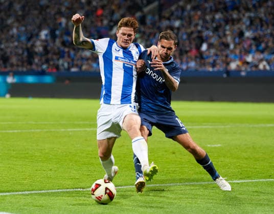 Sebastian Groenning (Hertha BSC, 17) im Zweikampf mit Michael Steinwender (VfL Bochum 1848, 15) GER, VfL Bochum 1848 vs Hertha BSC, 2. Bundesliga, 1. Spieltag, Saison 2026-27, Vonovia Ruhrstadion, Bochum, 07.08.2026 DFL REGULATIONS PROHIBIT ANY USE OF PHOTOGRAPHS AS IMAGE SEQUENCES AND OR QUASI-VIDEO Foto: HMB Media Scott W. Coleman Bochum Vonovia Ruhrstadion Nordrhein-Westfalen GER Copyright: xScottxW.xColemanx