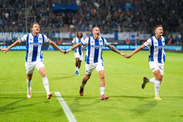 Pascal Klemens (Hertha BSC, 41), Jon Dagur Thorsteinsson (Hertha BSC, 23) und Paul Seguin (Hertha BSC, 30) feiern nach dem Spiel den Auswaertssieg. GER, VfL Bochum 1848 vs Hertha BSC, 2. Bundesliga, 1. Spieltag, Saison 2026-27, Vonovia Ruhrstadion, Bochum, 07.08.2026 DFL REGULATIONS PROHIBIT ANY USE OF PHOTOGRAPHS AS IMAGE SEQUENCES AND OR QUASI-VIDEO Foto: HMB Media Scott W. Coleman Bochum Vonovia Ruhrstadion Nordrhein-Westfalen GER Copyright: xScottxW.xColemanx